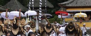 マニス・ガルンガンの日に、寺院の前に複数のバロンが並んでいる様子。