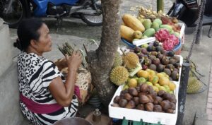 路上で南国フルーツを売る女性