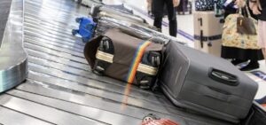 空港のターンテーブルに流れてくるスーツケース