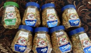 日本へのお土産に購入したDua Kelinciのナッツ。青いふたのMix Nutと緑のふたのLofet